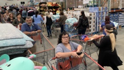 من داخل أحدى متاجر كوسكو بولاية كاليفورنيا الأميركية - 6 مارس 2020