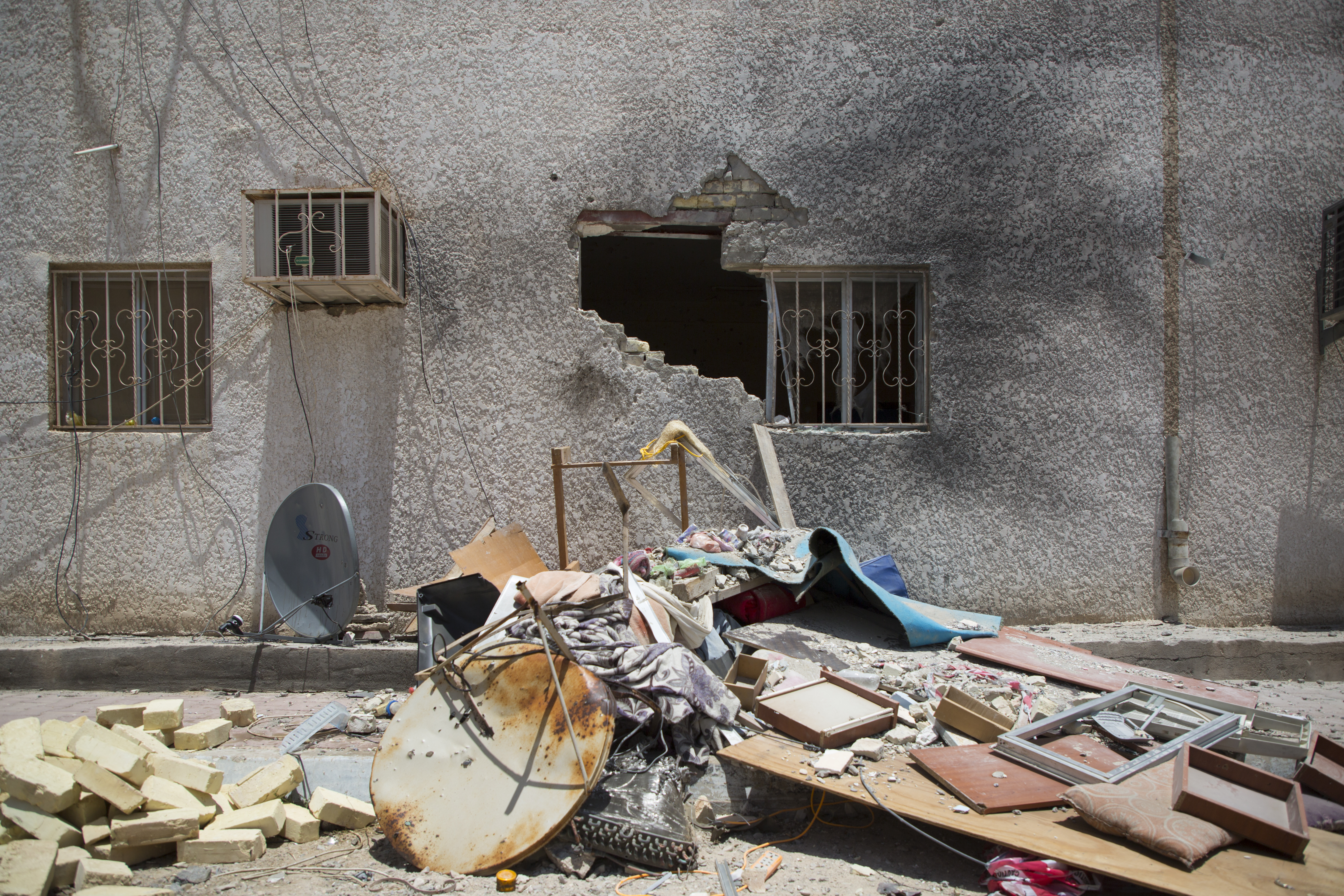 آثار دمار خلفها صاروخ كاتيوشا استهدف مقرا للشركات النفطية الأجنبية في البصرة