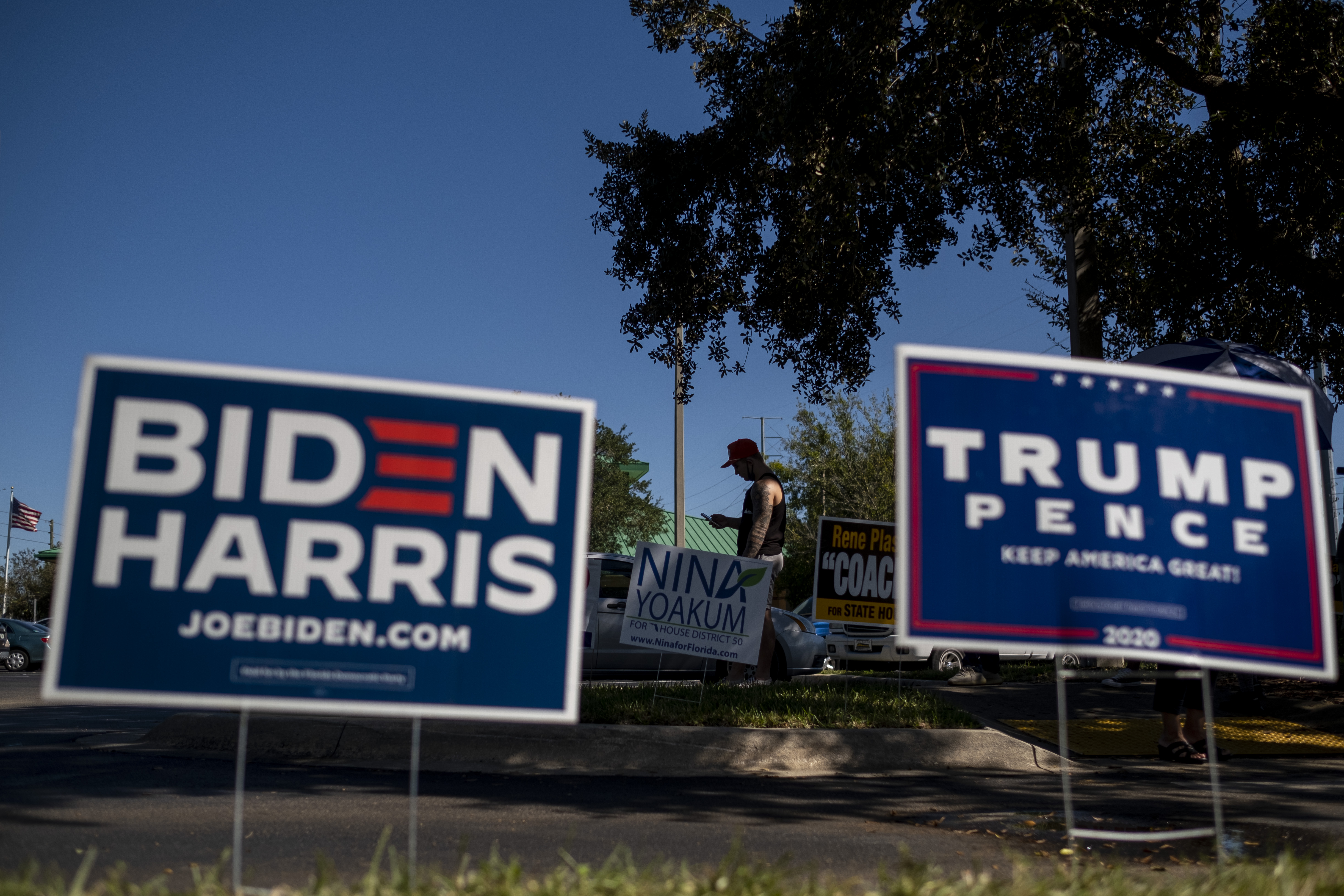 لافتات دعائية للمتنافسين في الانتخابات الأميركية 2020