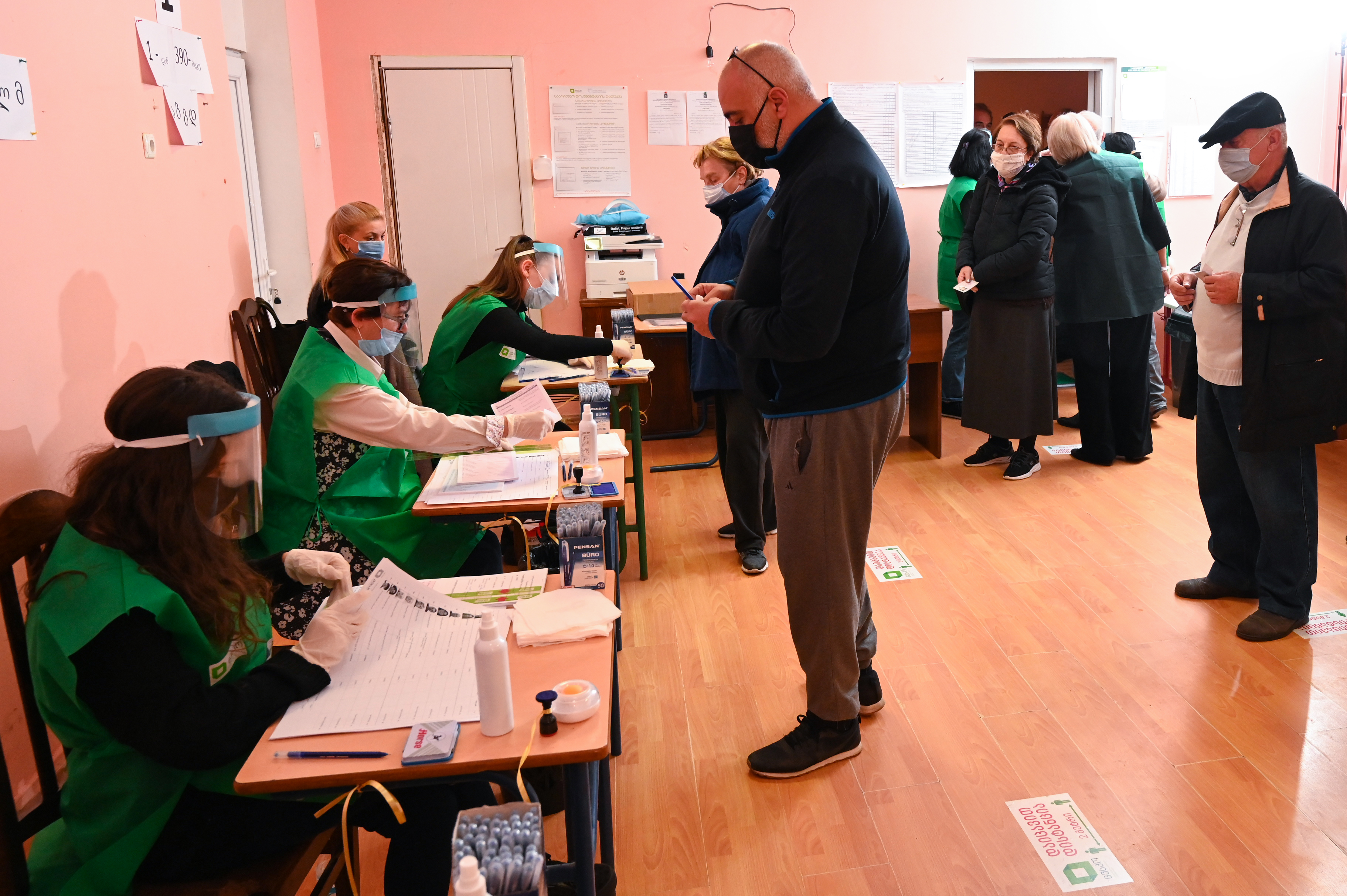 أميركيون يدلون بأصواتهم مبكرا في الانتخابات في جورجيا 