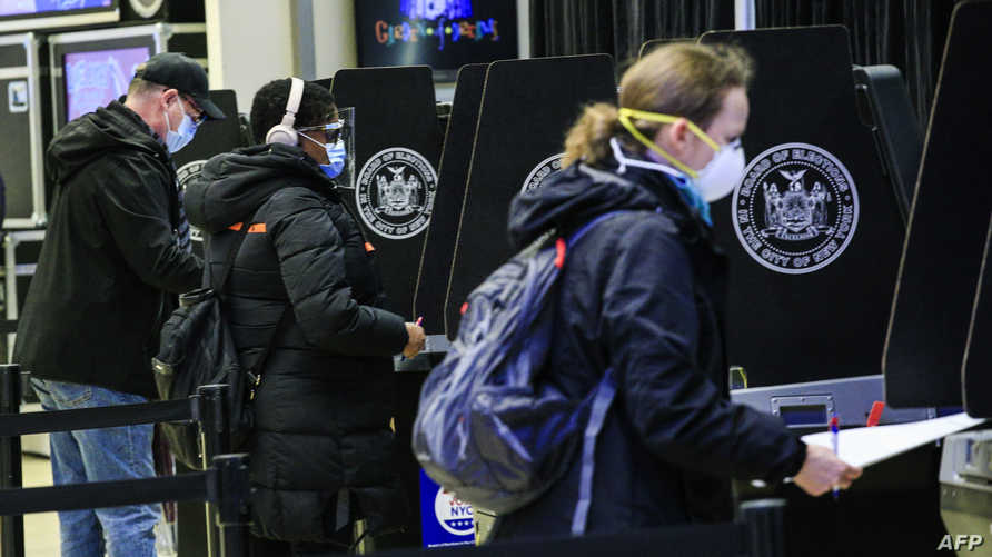 ناخبون أميركيون يدلون بأصواتهم مبكرا في الانتخابات الرئاسية الأميركية 2020