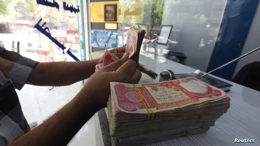 العملة العراقية انخفضت قيمتها بنحو 10 في المئة منذ بدء تطبيق الاجراءات الجديدة