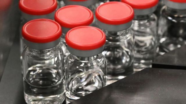 يتعين وضع اللقاحات في أنواع خاصة من القوارير الزجاجية، وغالبا ما ينبغي حفظها في مبردات تتدنى فيها درجات الحرارة بشدة